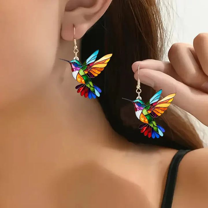 Eleganta örhängen i vitguld med färgglad kolibri