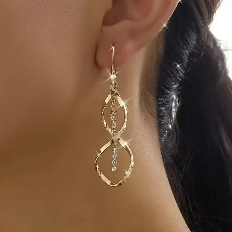 Spiralörhängen i guld med elegant design