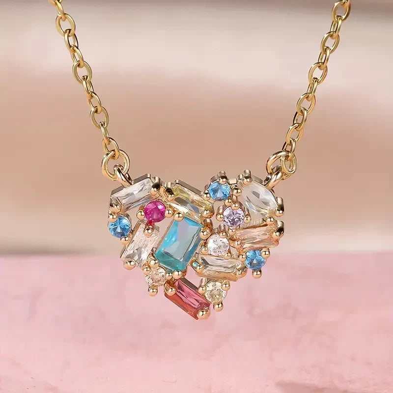 Elegant guldhalsband med färgglatt hjärta