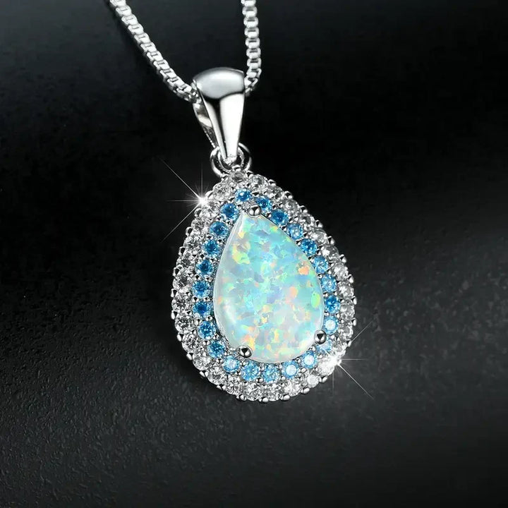 Gnistrande halsband med blå opal i vitguld