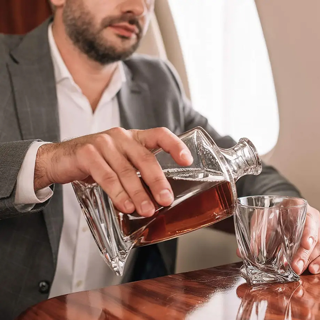 Lyxig karaff- och glasset av kristall – WhiskeyWave