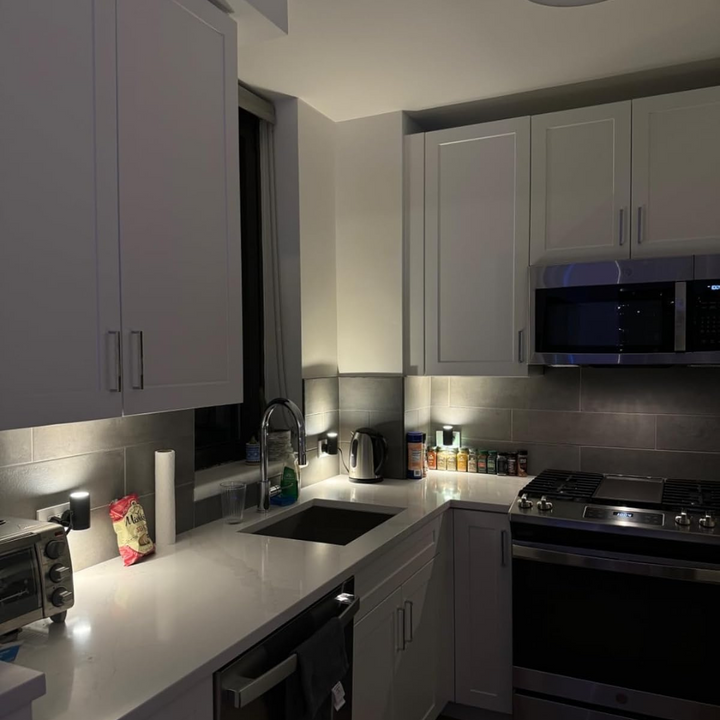Nattlampa i Bauhaus-design - dimbart LED-ljus