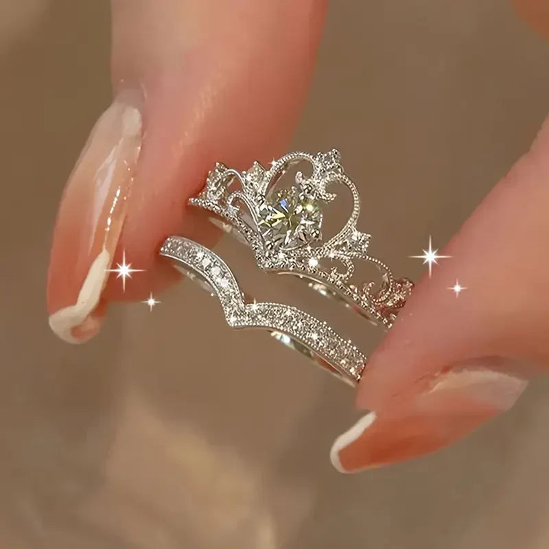Elegant ringset i silver med glänsande krona