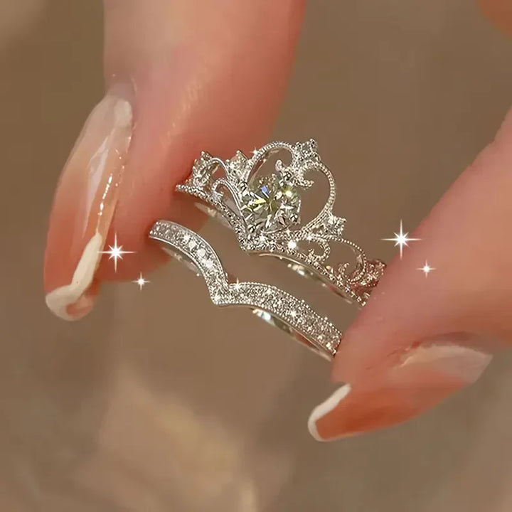 Elegant ringset i silver med glänsande krona