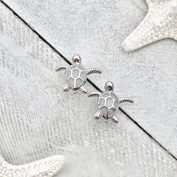 Silverörhängen med opal i sköldpaddsdesign