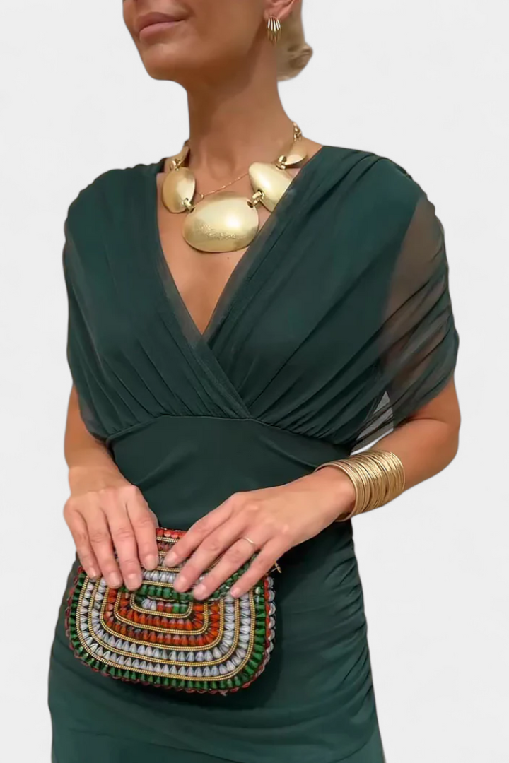 Lång, elegant, böljande damklänning – V-ringning, förfinad design