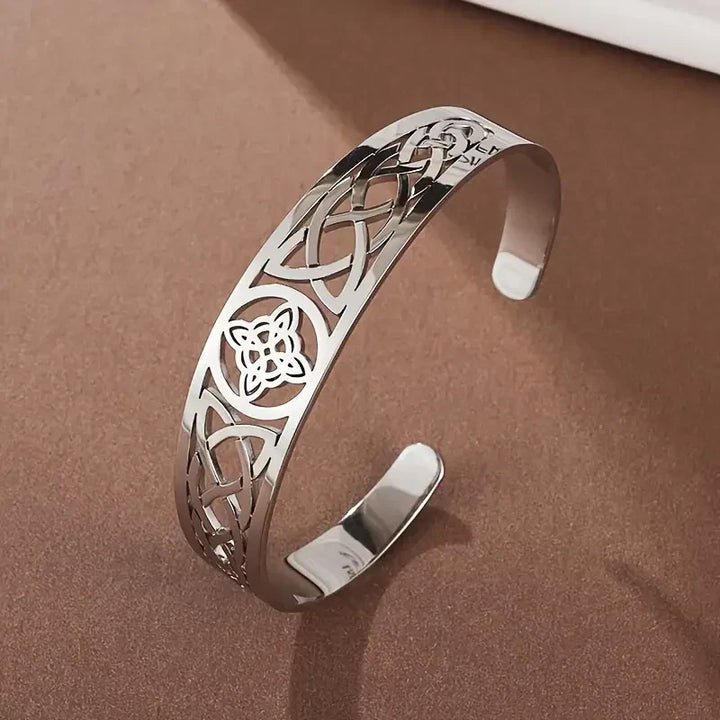 Elegant ihåligt armband i silver med förfinad finish