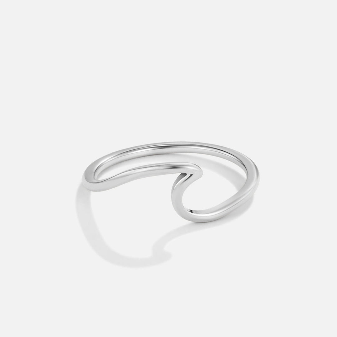 Elegant silverring med våg och förfinade linjer