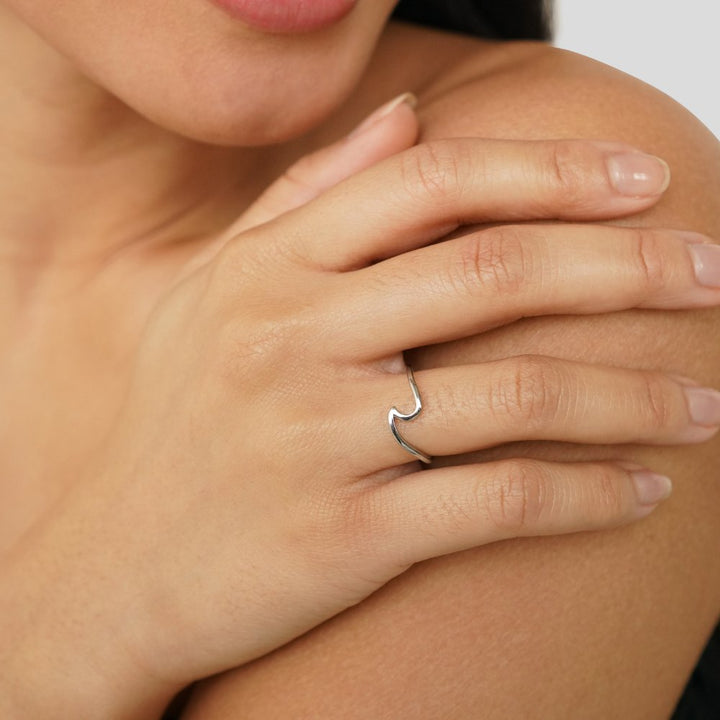 Elegant silverring med våg och förfinade linjer