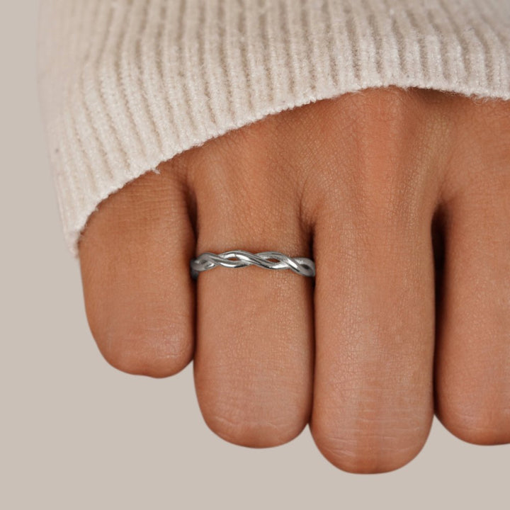 Elegant vriden silverring med diskret glans