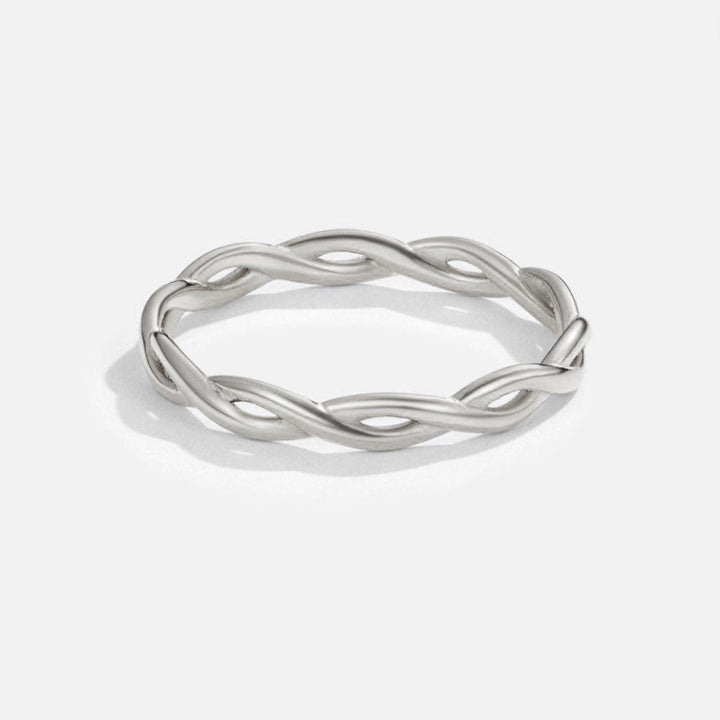 Elegant vriden silverring med diskret glans