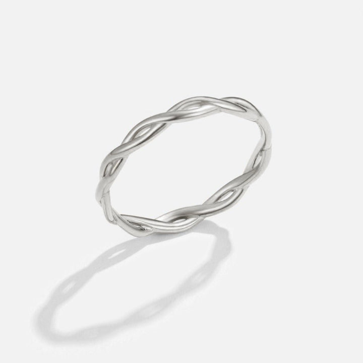 Elegant vriden silverring med diskret glans