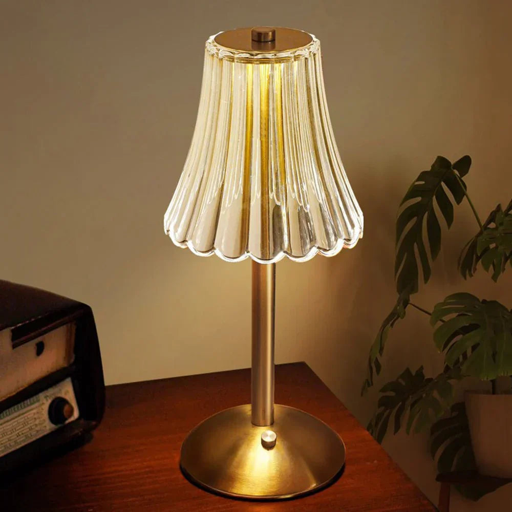 Elegant LED-bordslampa med lampskärm i kristall och guldfinish – touchtändning
