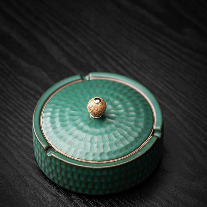 Handgjort askfat i keramik med trälock, 12,5 cm