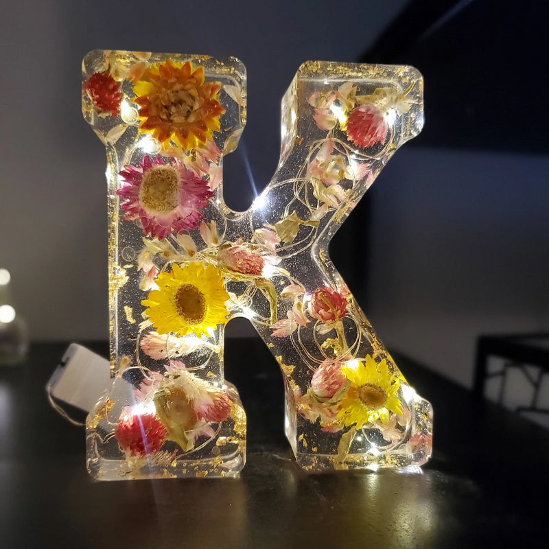 LumiFlair blomstermönstrad nattlampa med initial | Personlig ljuskälla i resin med mjukt LED-ljus