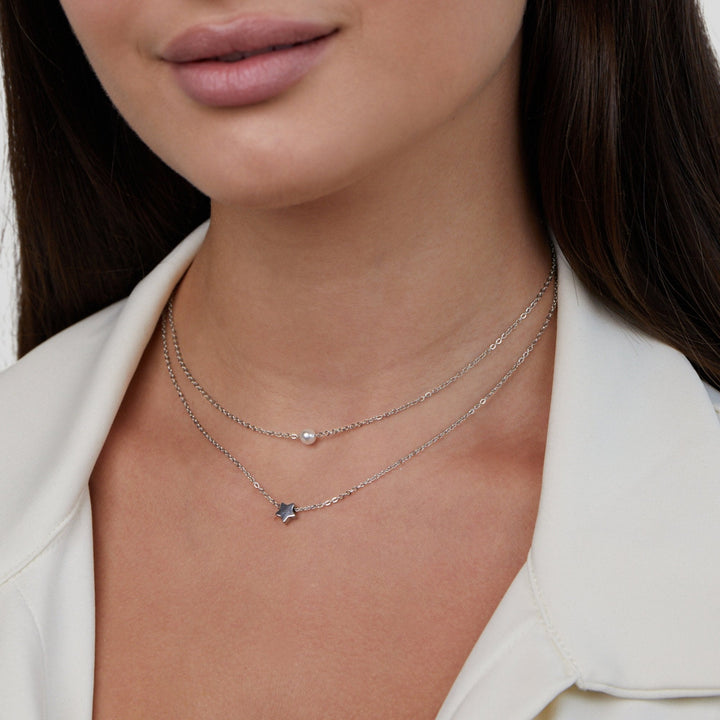 Förfinat silverhalsband med stjärnor och pärlor