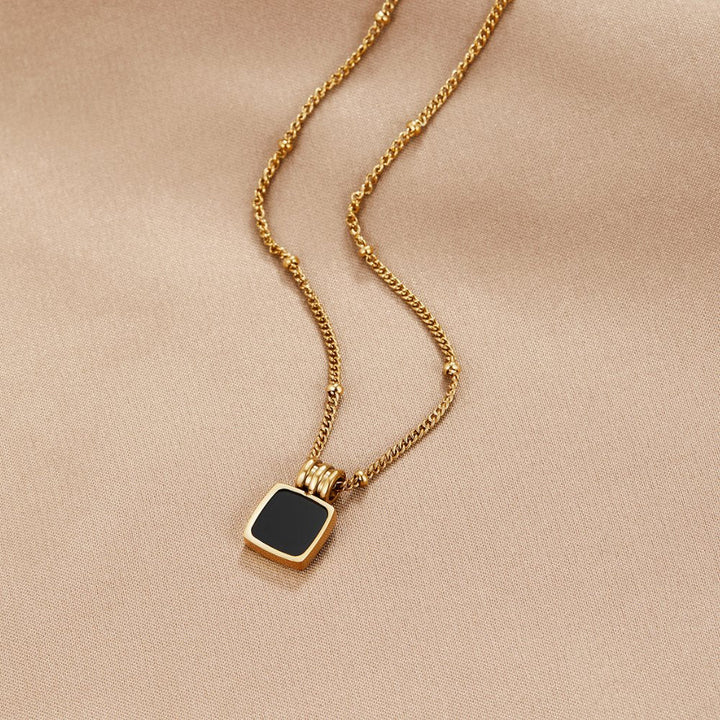 Lucia Svart Hängande Halsband