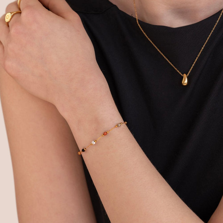 Elegant stenarmband i silver med förfinade detaljer