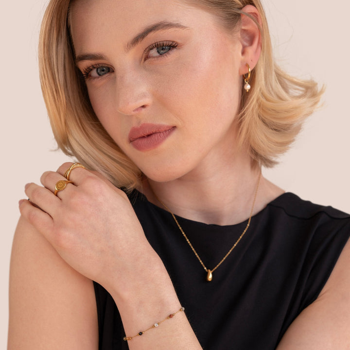 Elegant stenarmband i silver med förfinade detaljer