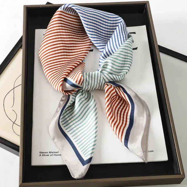 Sidenscarf - Lyxig satinaccessoar | Randmönster