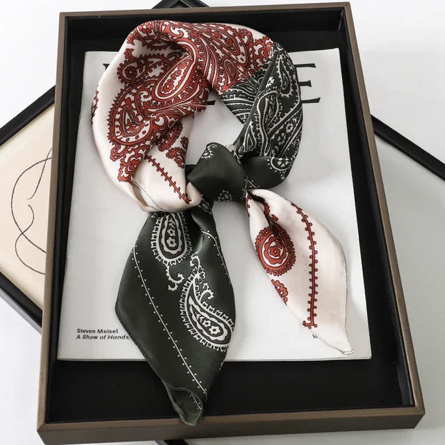 Sidenscarf - Lyxig satinaccessoar | Randmönster