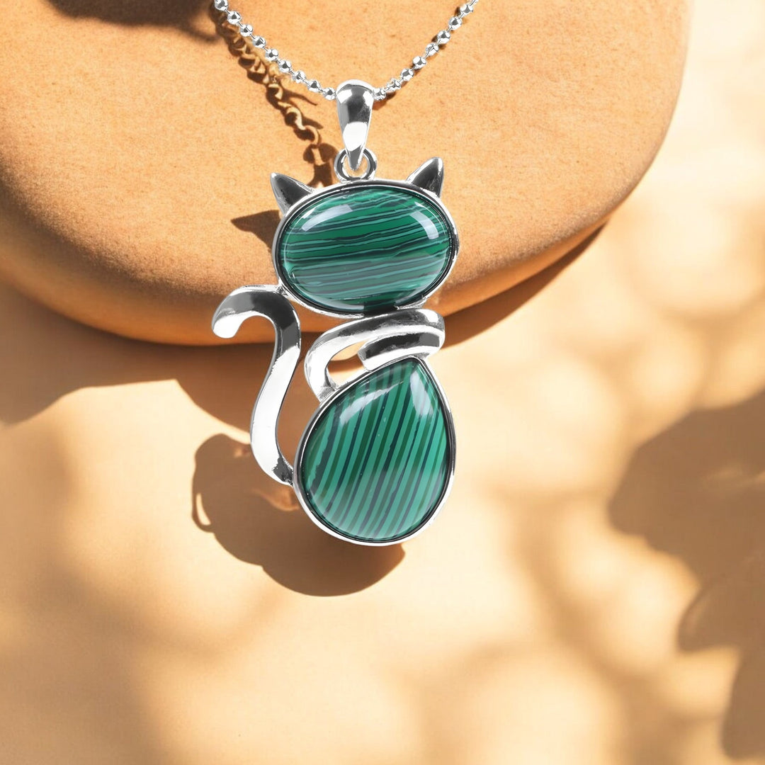 Elegant halsband i natursten med kattberlock