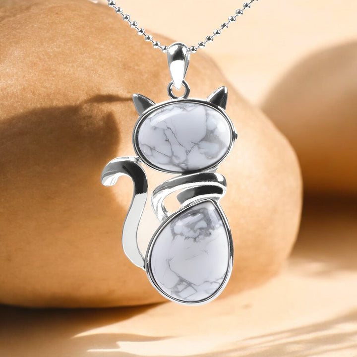 Elegant halsband i natursten med kattberlock