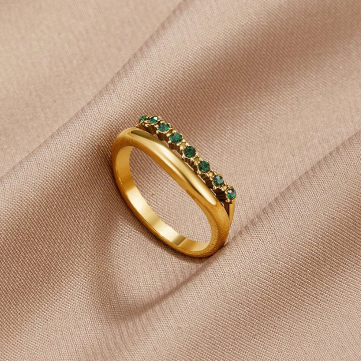 Elegant, smaragdgrön ring med förfinade lager