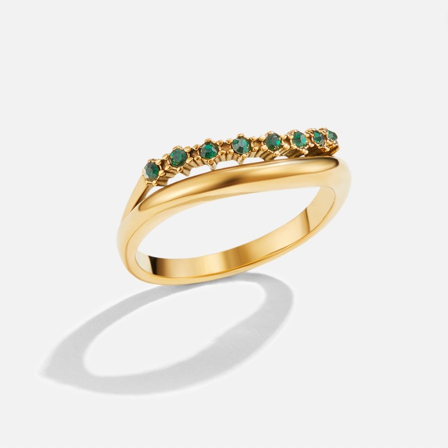 Elegant, smaragdgrön ring med förfinade lager