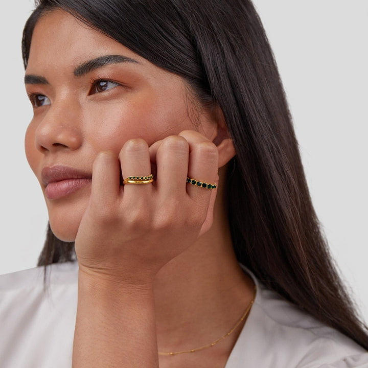 Elegant, smaragdgrön ring med förfinade lager