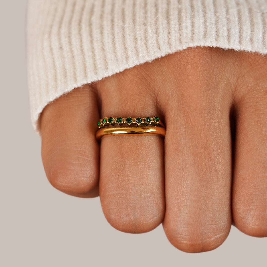 Elegant, smaragdgrön ring med förfinade lager