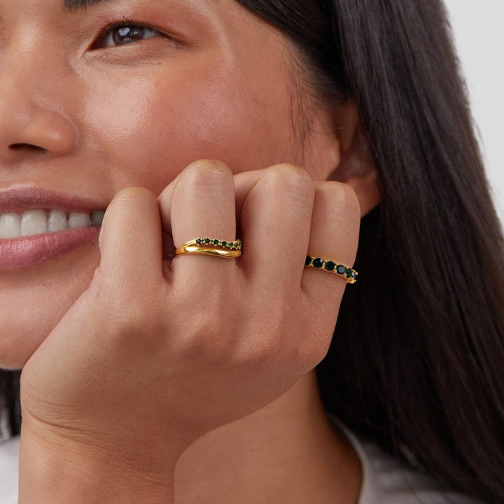 Skiktad ring i smaragdgrönt med förfinad finish