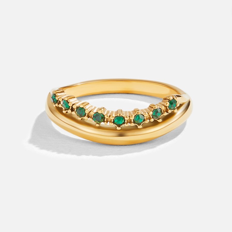 Elegant, smaragdgrön ring med förfinade lager