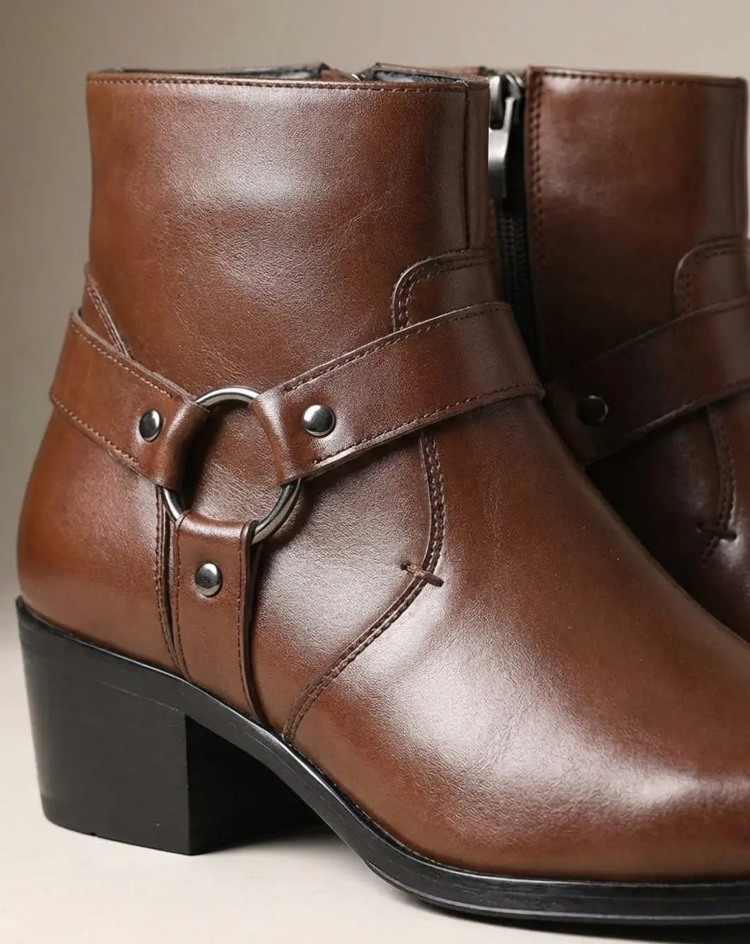 Ankelboots herr i läder med remmar och spetsig tå