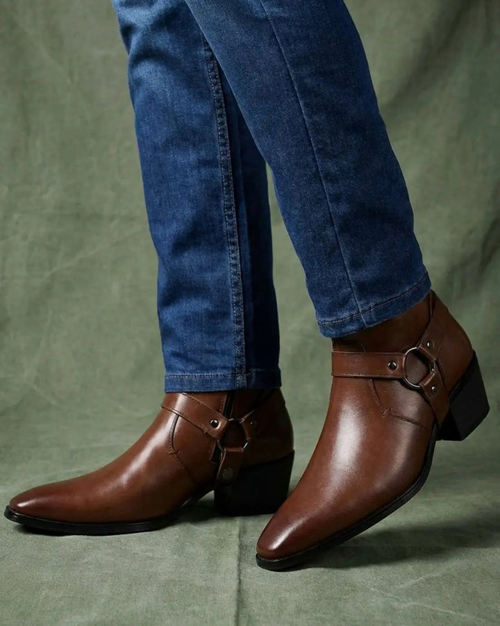 Ankelboots herr i läder med remmar och spetsig tå