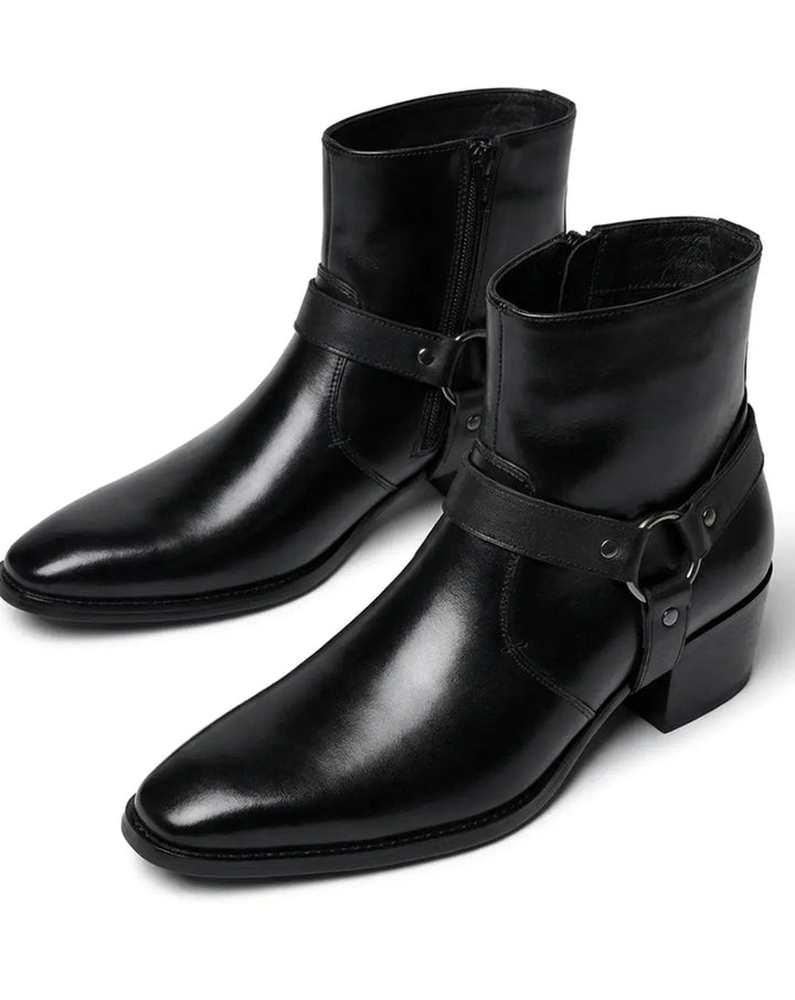 Ankelboots herr i läder med remmar och spetsig tå