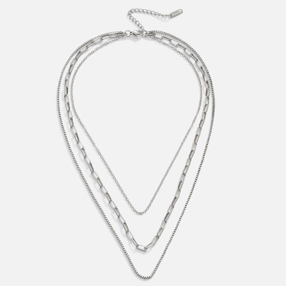 Elegant silverhalsband med blixtmotiv och diskreta detaljer