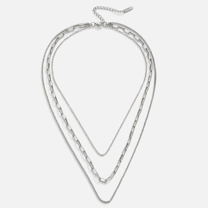 Elegant silverhalsband med blixtmotiv och diskreta detaljer