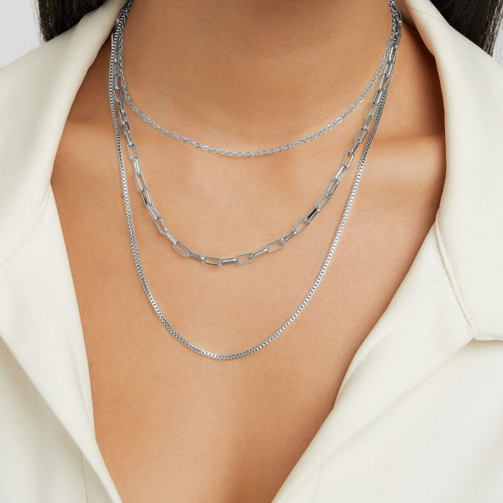 Elegant silverhalsband med blixtmotiv och diskreta detaljer