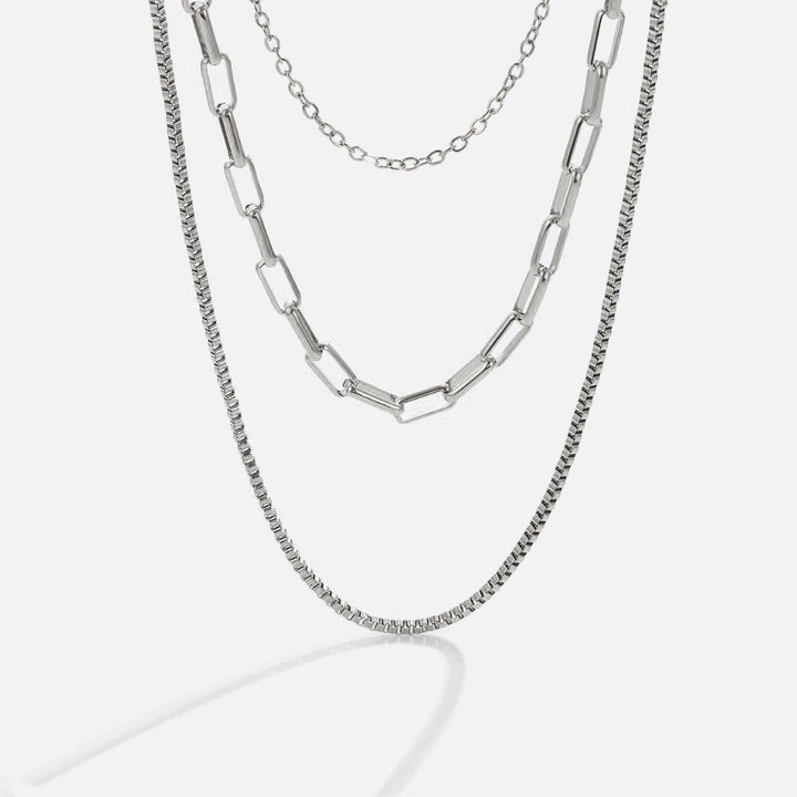 Elegant silverhalsband med blixtmotiv och diskreta detaljer