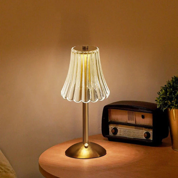 Elegant LED-bordslampa med lampskärm i kristall och guldfinish – touchtändning