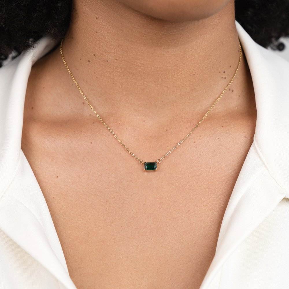 Monica Halsband med grön smaragd