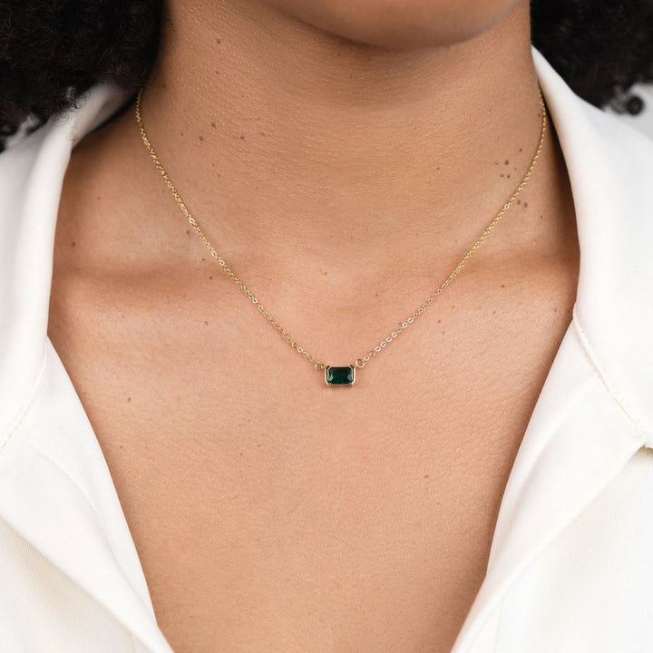 Monica Halsband med grön smaragd