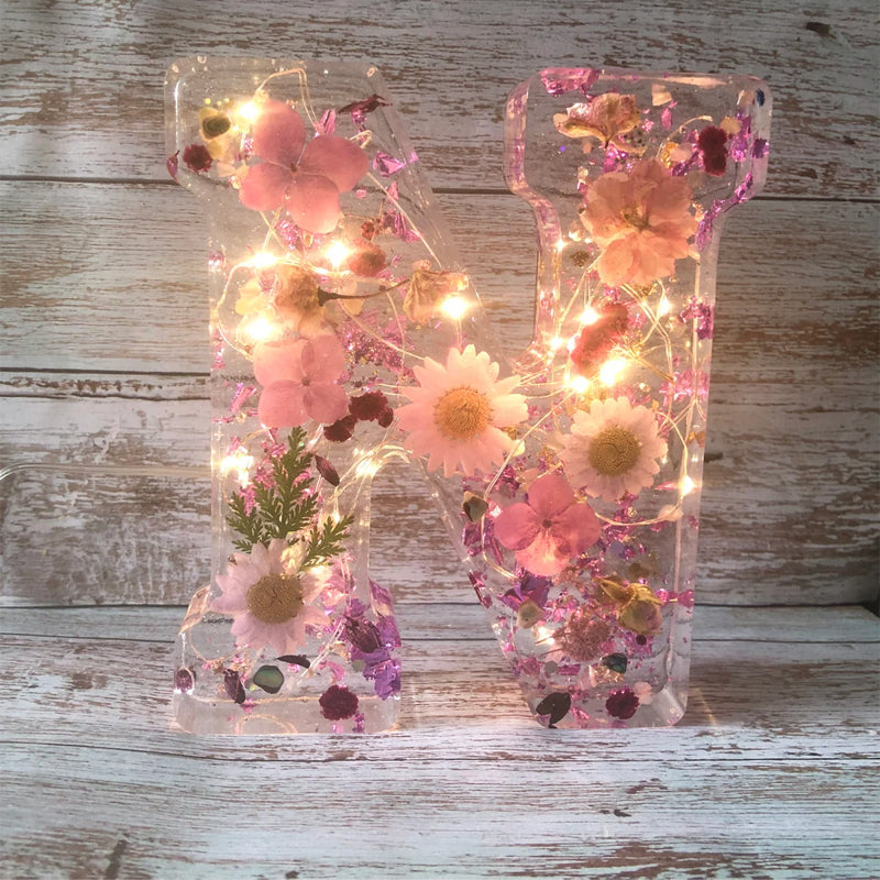 LumiFlair blomstermönstrad nattlampa med initial | Personlig ljuskälla i resin med mjukt LED-ljus