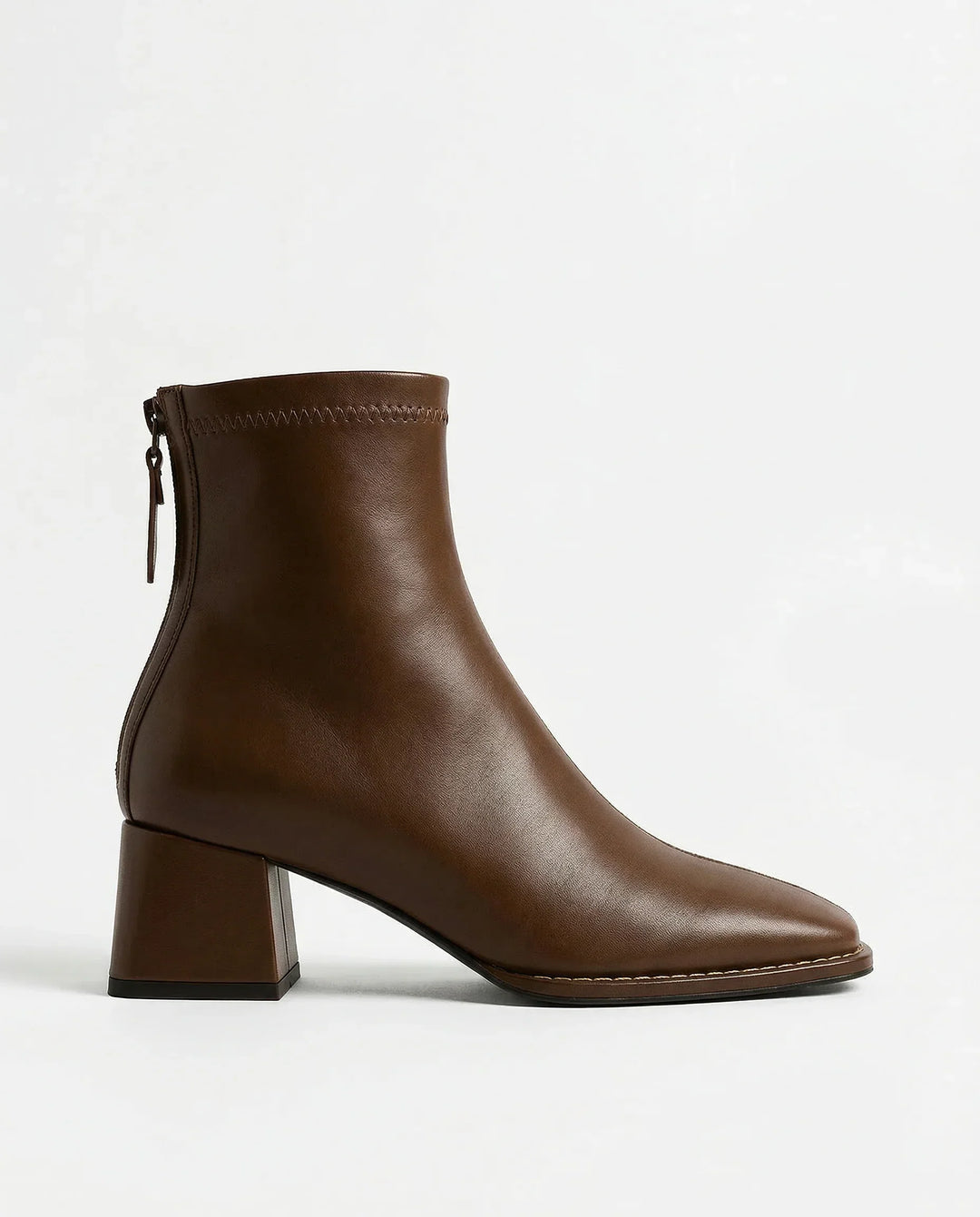 Ankelboots dam i läder med blockklack och fyrkantig tå