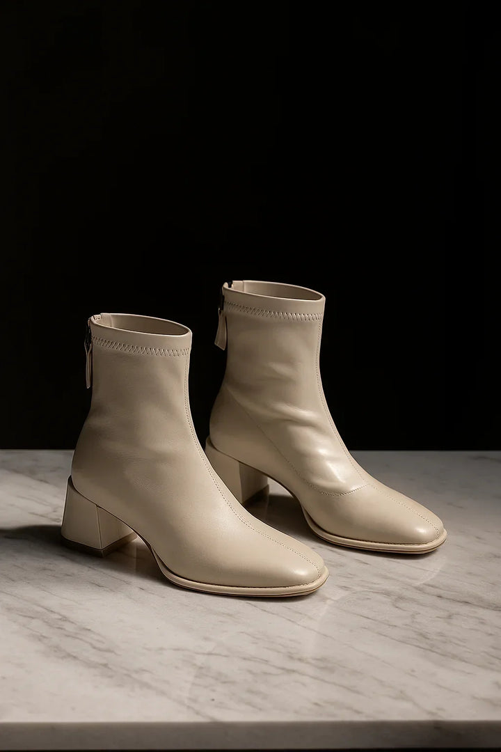 Ankelboots dam i läder med blockklack och fyrkantig tå