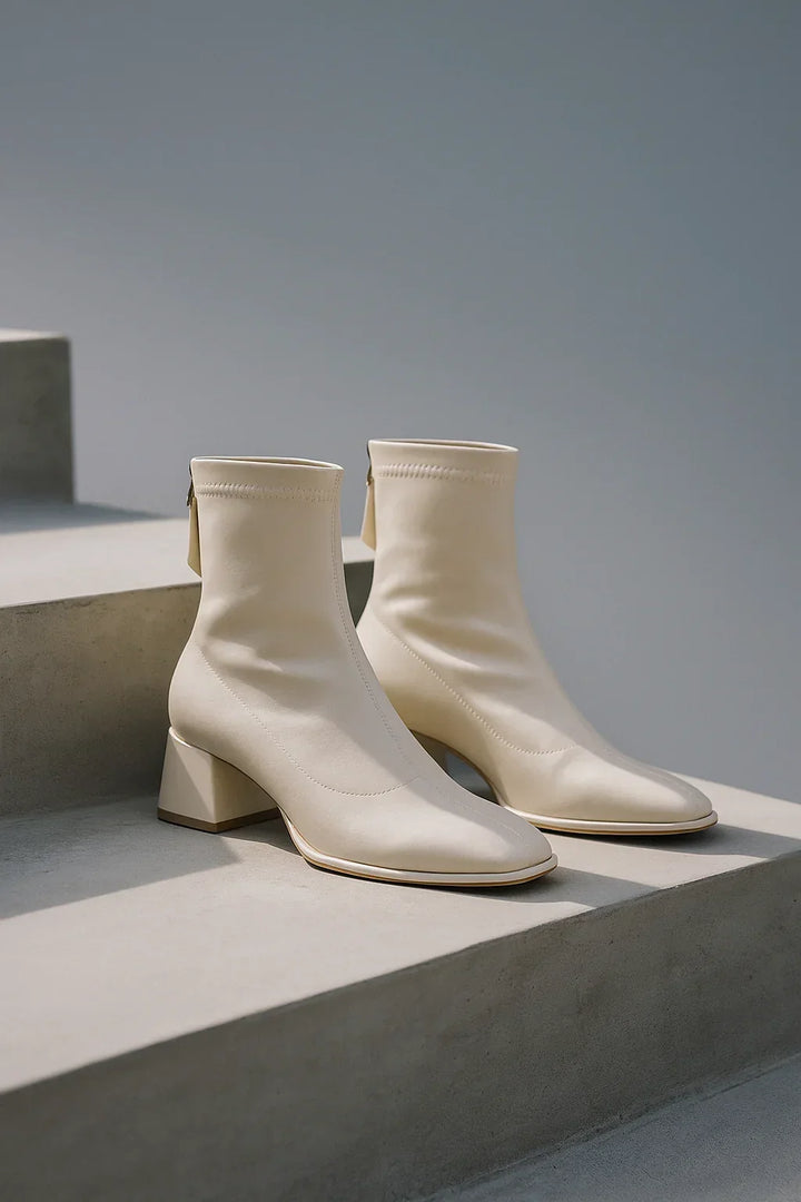 Ankelboots dam i läder med blockklack och fyrkantig tå