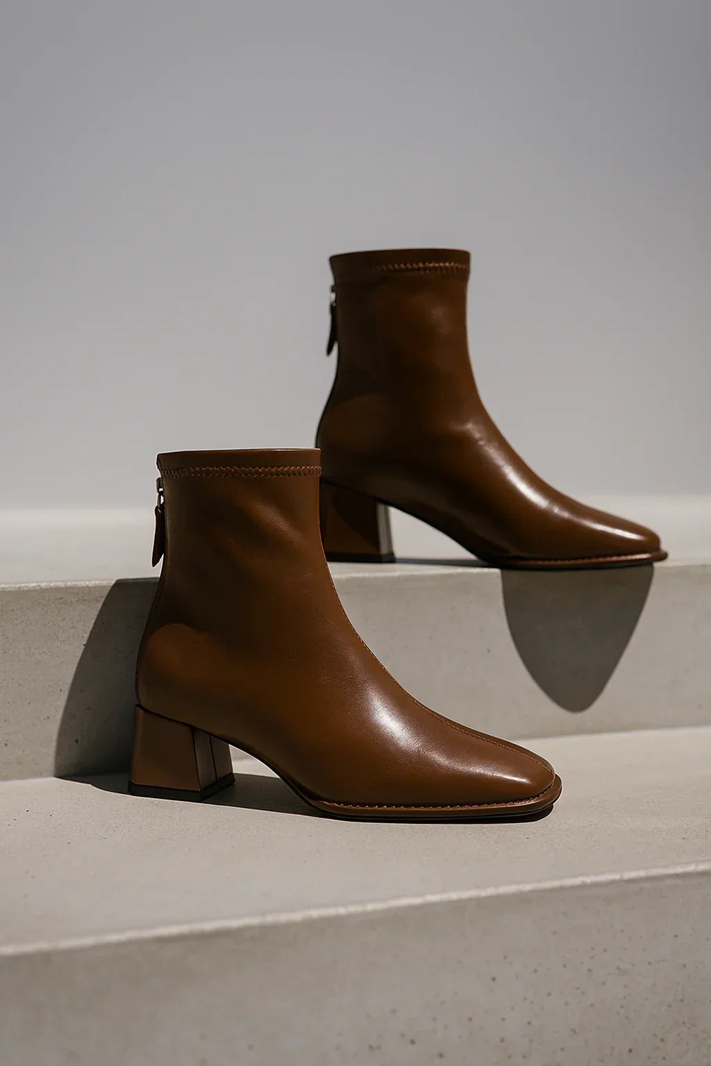Ankelboots dam i läder med blockklack och fyrkantig tå