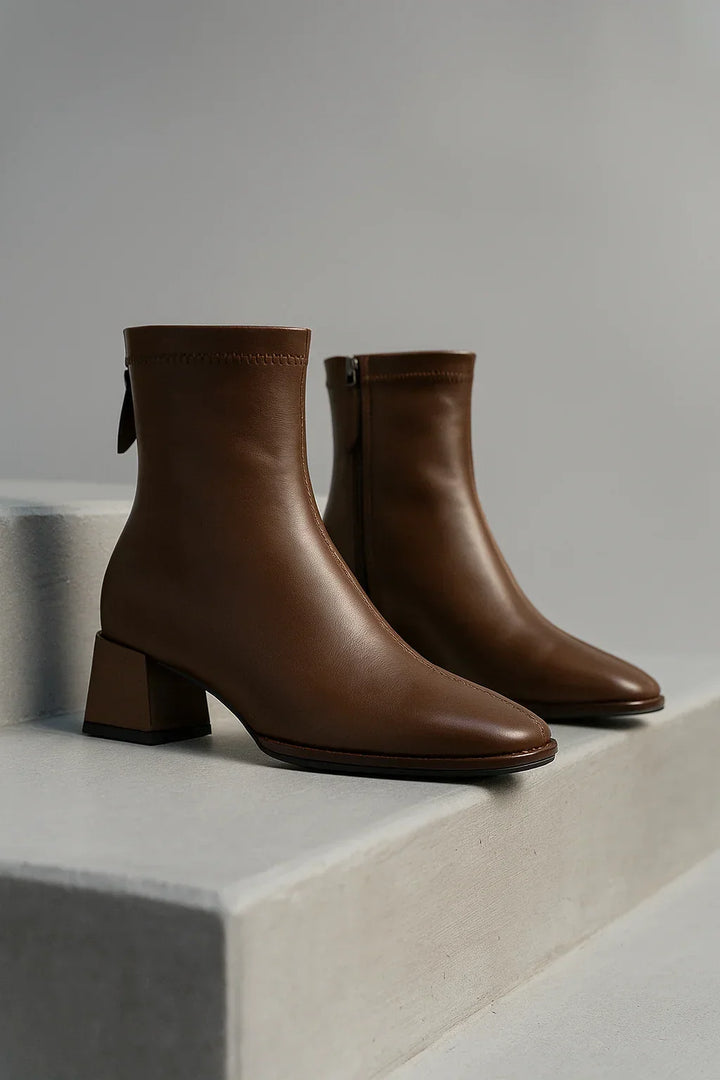 Ankelboots dam i läder med blockklack och fyrkantig tå