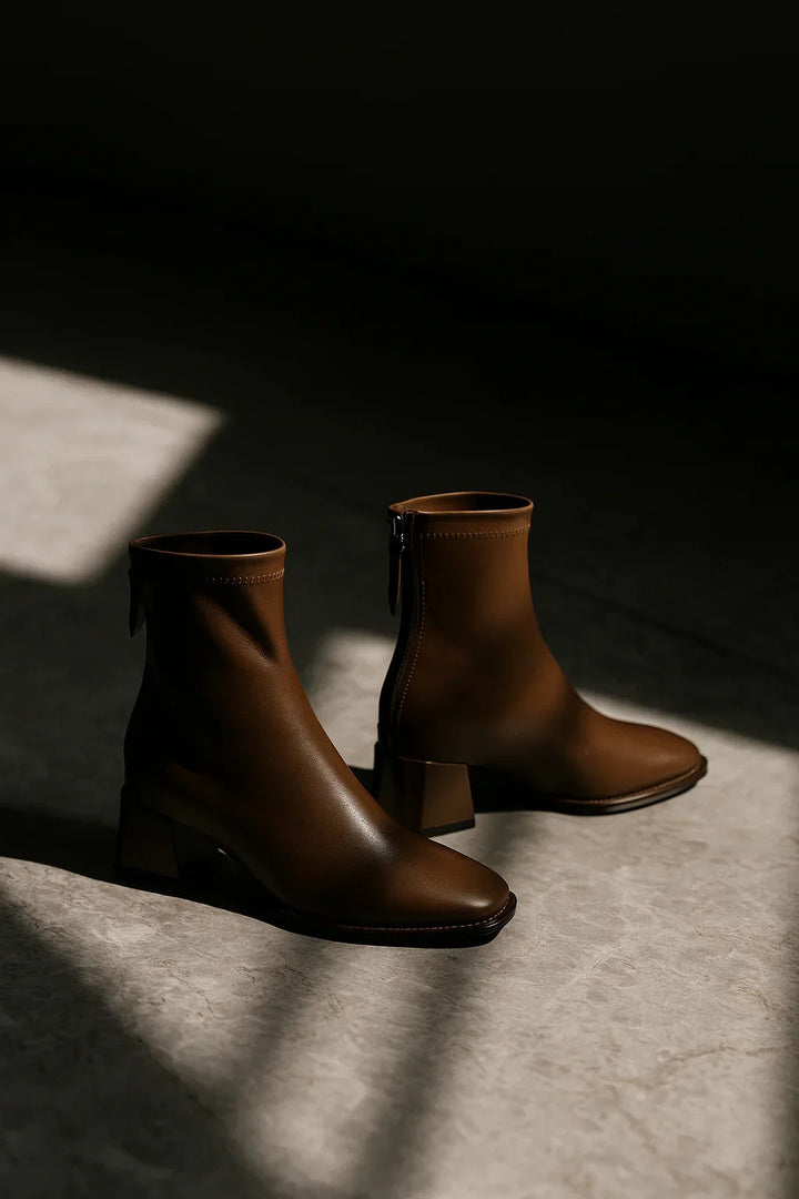 Ankelboots dam i läder med blockklack och fyrkantig tå